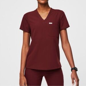 FIGS Catarina One-Pocket Scrub Top in Burgundy Size S